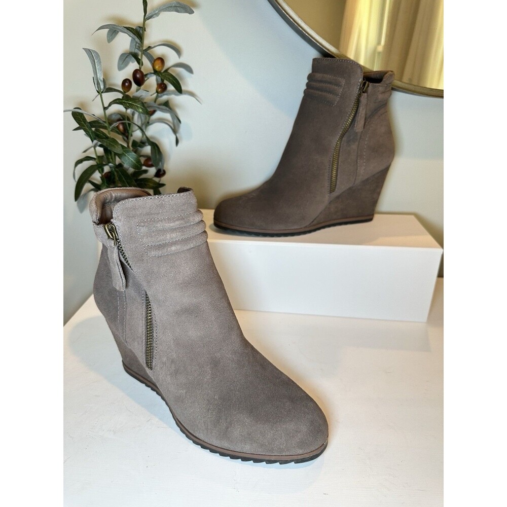 Crown Vintage Exquisite Womens 9.5M Taupe Suede Wedge Ankle Booties Side Zip